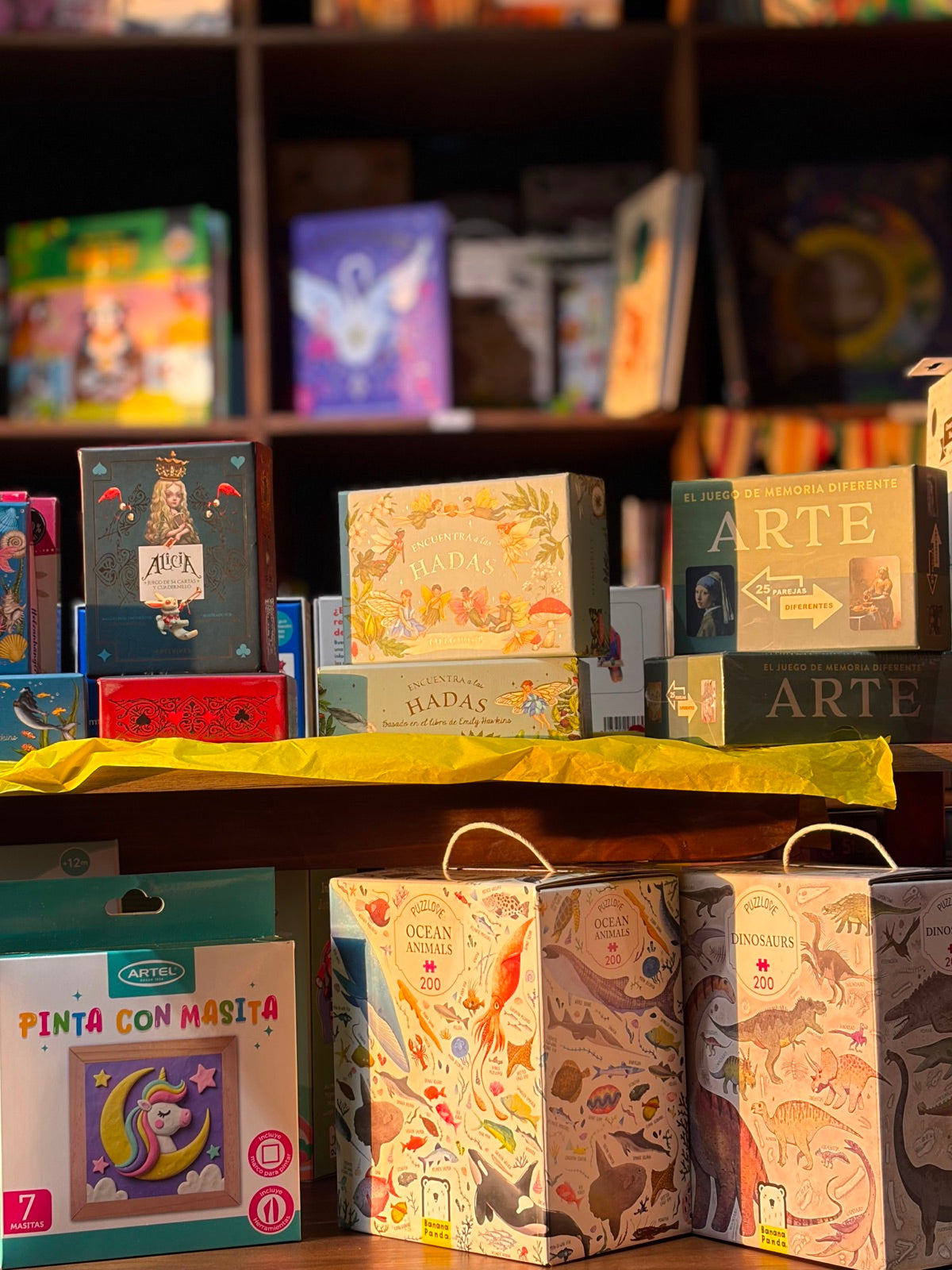 Interior de Lápiz, Papel y Tijera con libros y artículos de papelería