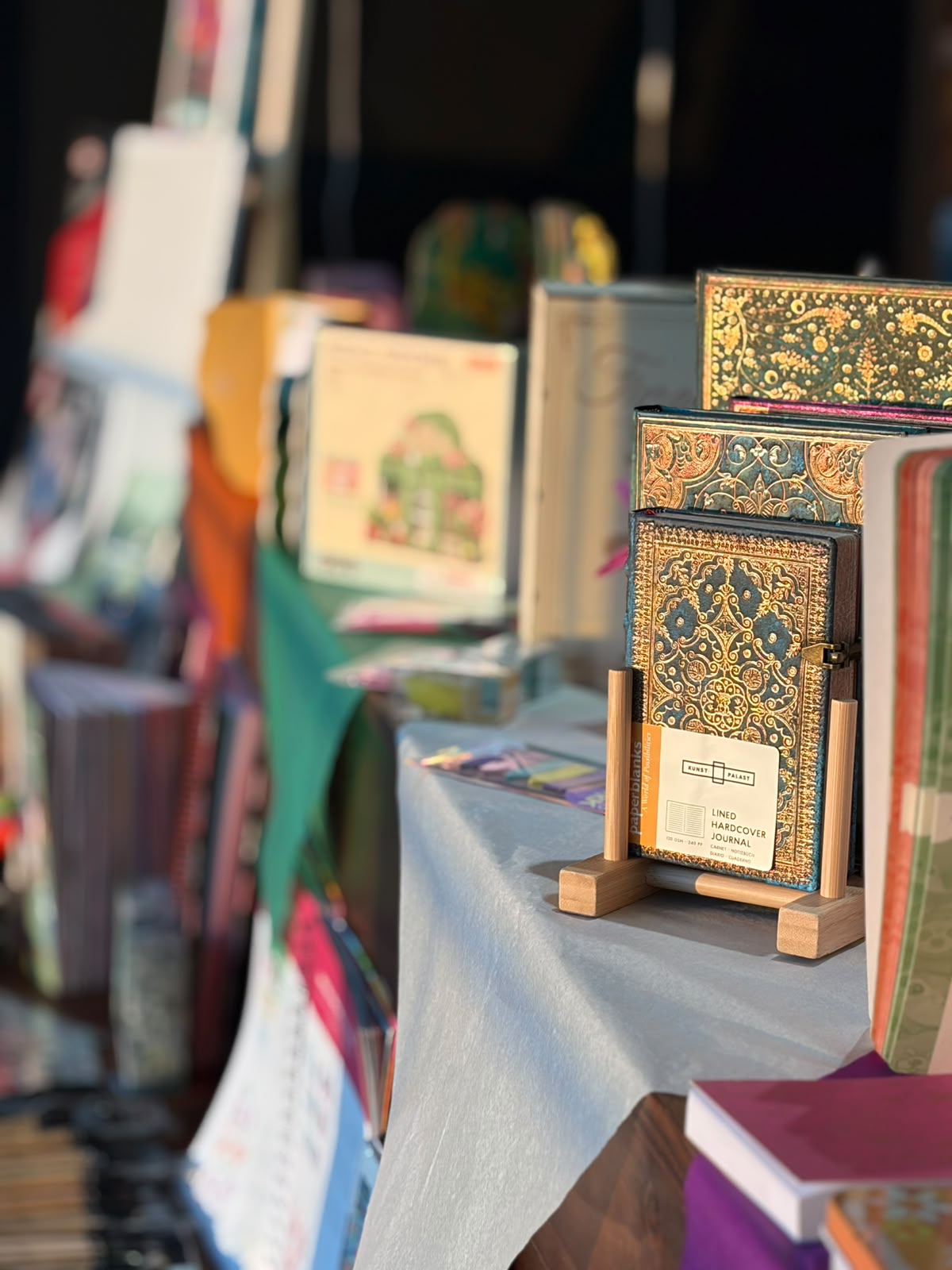 Pedido de libros y papelería preparado a mano